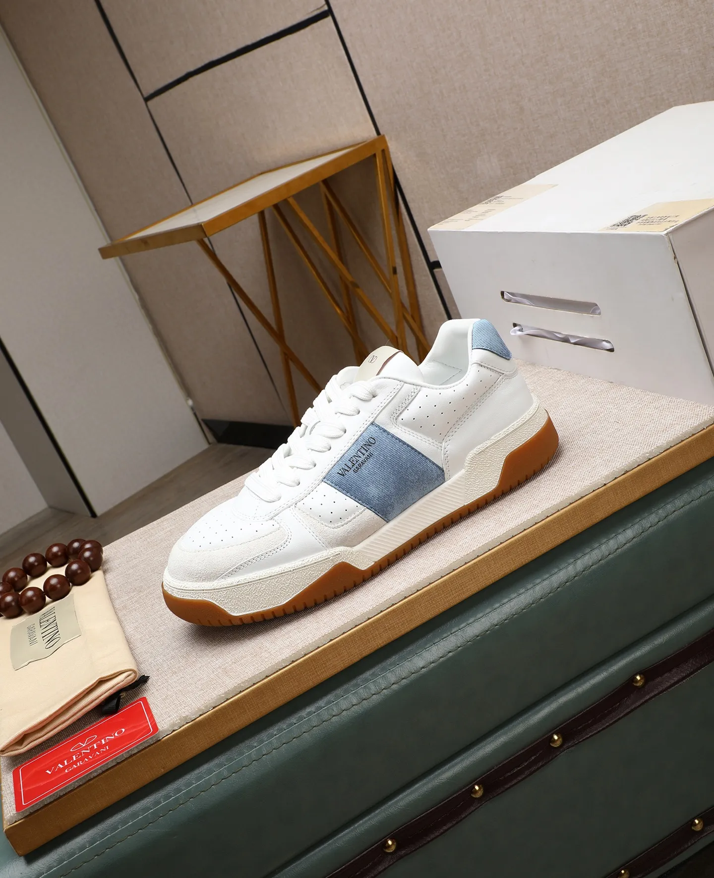 Men's shoes 💰740 [Valentino] Couple model, size: ▪️Size: Women's model 35-40 Men's model 39-44 (45 customized) Valentino Valentino Couple model Joie de Jouer series Velcro Thick sole Bread shoes Couple model Casual sneakers White shoes Original purchase and development Production Joie de Jouer series The style is simple but not out of style. The pure white base is paired with fresh green and soft beige, and the unique Velcro design highlights your personality. Every detail tells fashion and quality. Wear it, take a confident step, and start the trend journey. Delivered in exquisite packaging🛍📦 ▪️Material: Original custom imported first-layer cowhide ▪️Inner lining: Original custom made soft sheepskin lining ▪️Outsole: Original open-molded non-slip TPU material ▪️Sole thickness: 3.5CM
